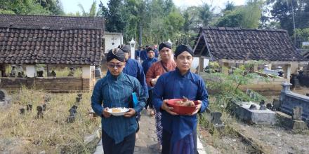 Ziarah Kubur Awali Peringatan Hari JAdi Argodadi